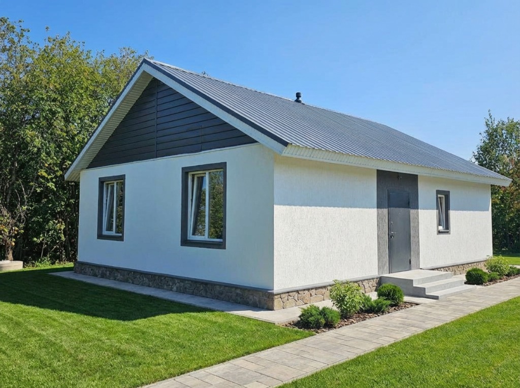 Белый дом с темной крышей